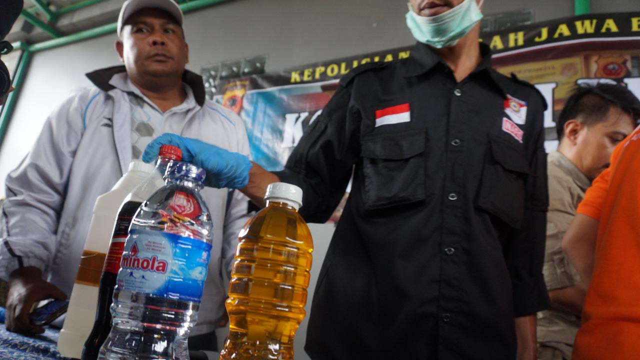 Miras oplosan dikemas dalam botol air mineral. foto: liputan6com.