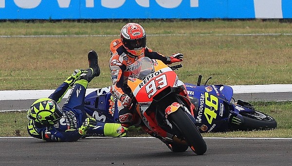 Marc Marquez dan Valentino Rossi saat bertabrakan di MotoGP Argentina 2018. (foto: dokumentasi)