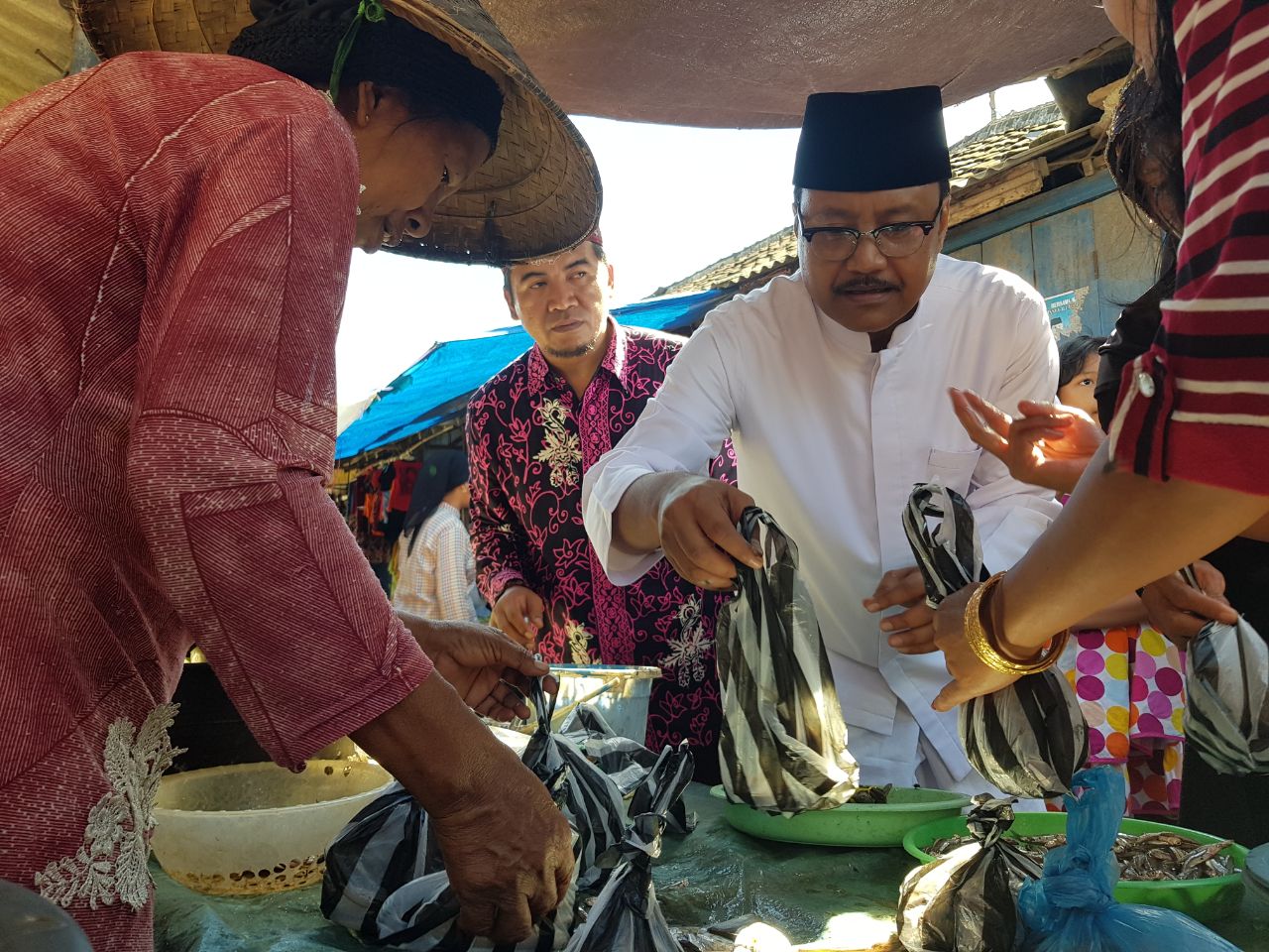 Gus Ipul bertemu dan berdialog dengan para tokoh nelayan Muncar, Banyuwangi. (Foto: Ist) 