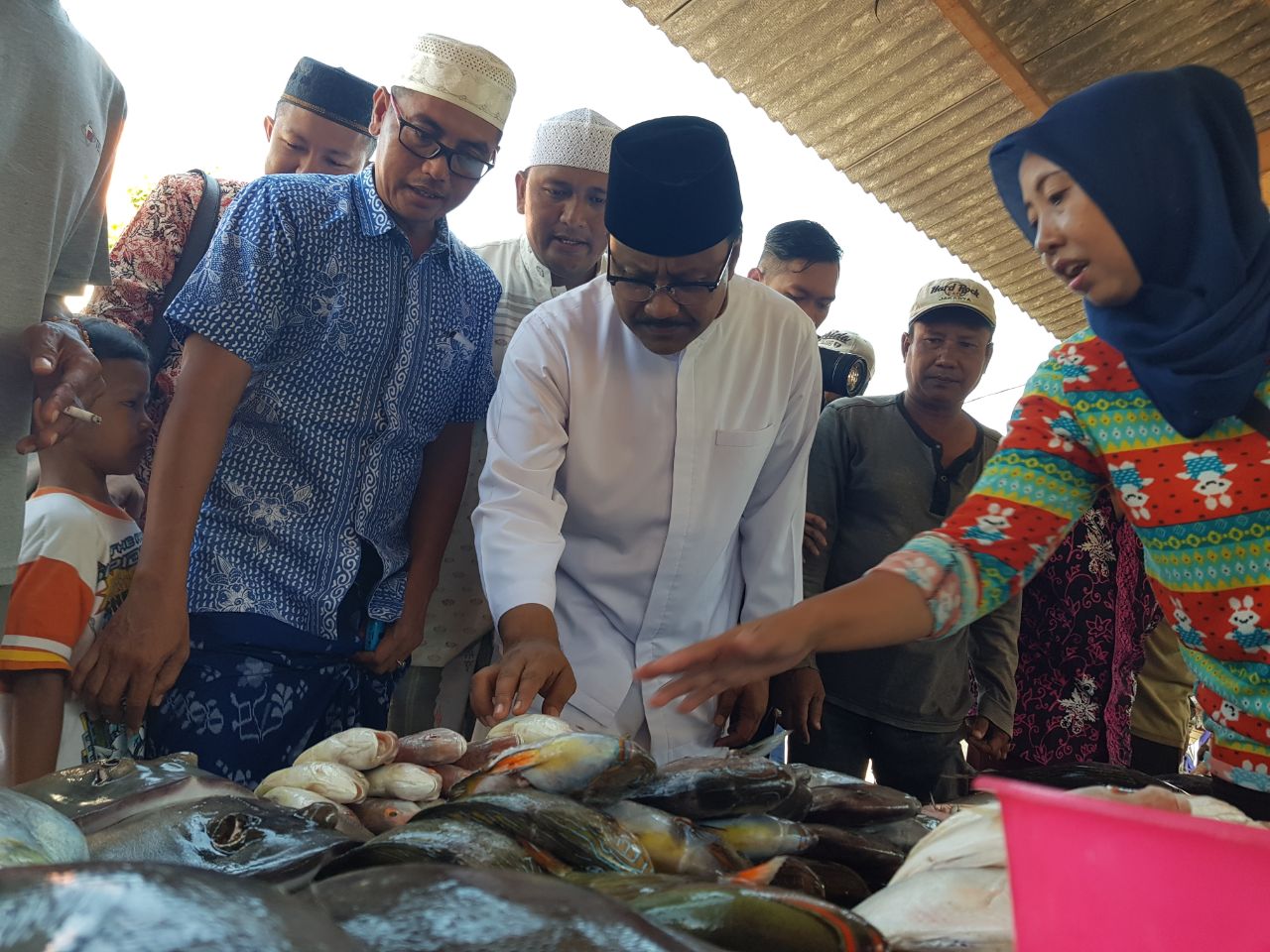 Gus Ipul bertemu dan berdialog dengan para tokoh nelayan Muncar, Banyuwangi. (Foto: Ist) 