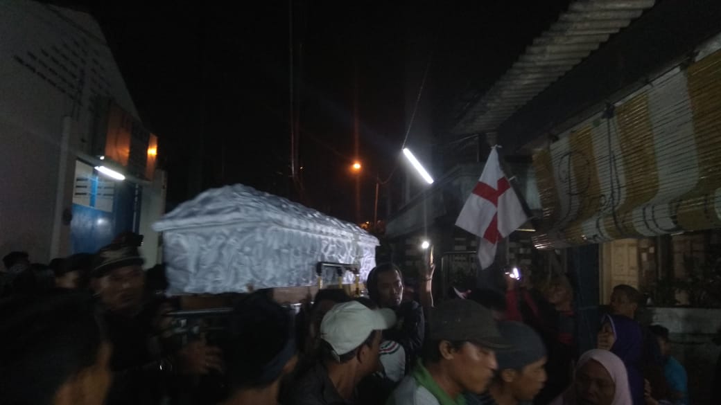 Kedatangan jenazah Micko Pratama, bonek yang meninggal di Solo. (foto: hrs/ngopibareng)