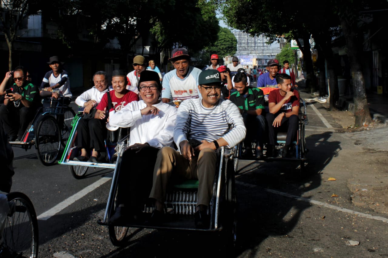 Gus Ipul mengawali kegiatan kampanye dengan mengikuti senam di car free day kawasan Jenggawah, Jember, Minggu 15 April 2018.