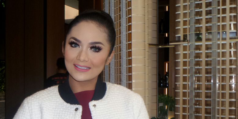 Krisdayanti operasi Lasik umur 43 tahun. foto: kompas entertainment.