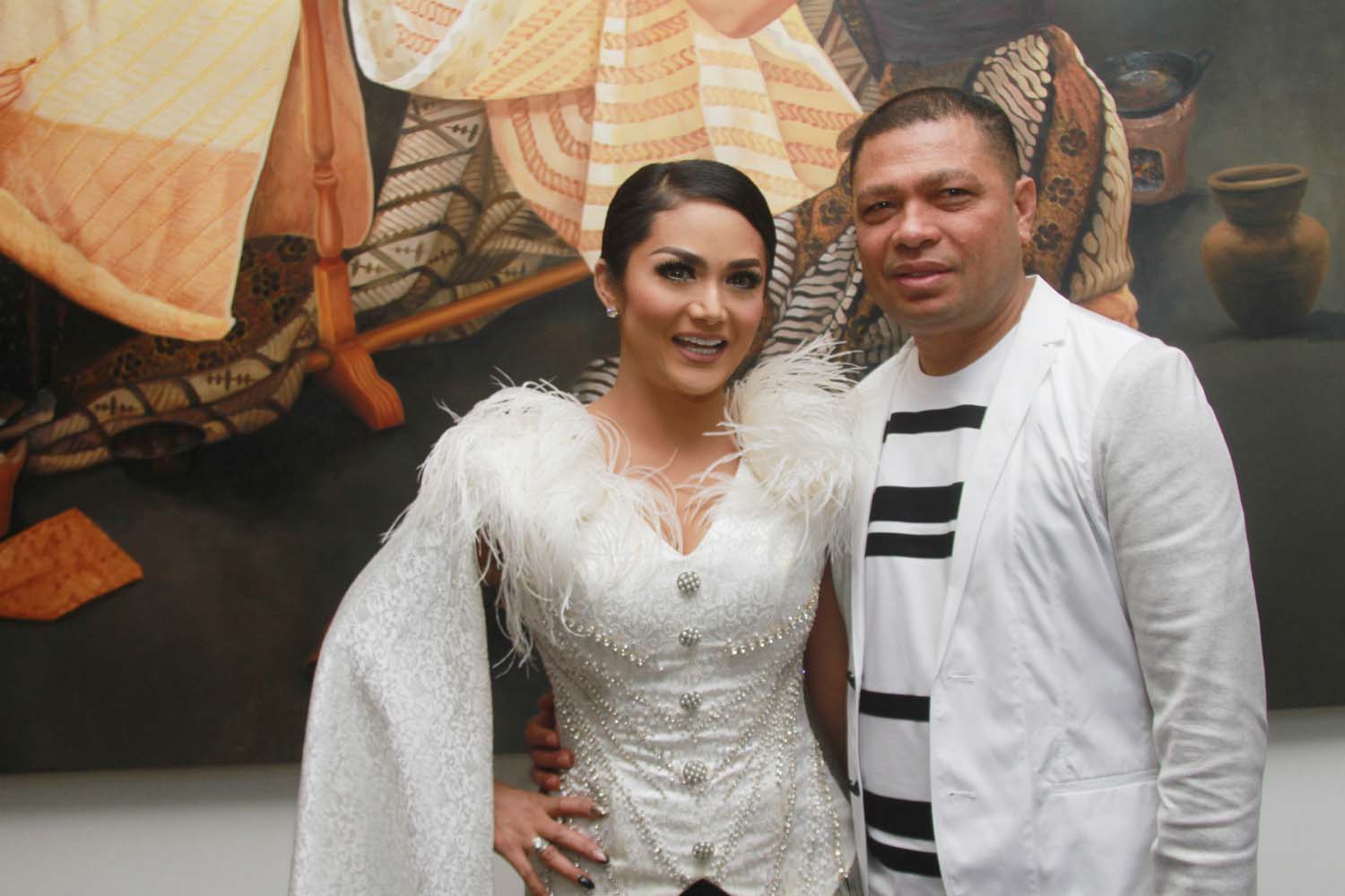 Krisdayanti bahagia dapat kado operasi Lasik dari sang suami, Raul Lemos. foto: pikiran rakyat.
