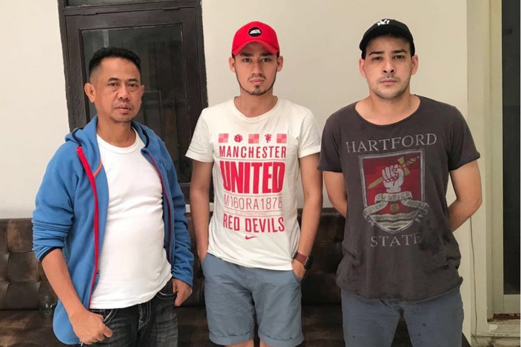 Riza Shahab (kanan) dan Reza Alatas (tengah) terciduk usai pesta sabu.