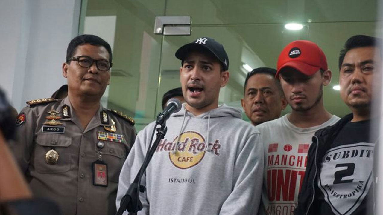 Riza Shahab (topi hitam) bersama Riza Alatas (topi merah) tampik dihadapan awak media bersama Kabid Humas Polda Metro Jaya Kombes Argo Yuwono. foto: celebsnews.id.