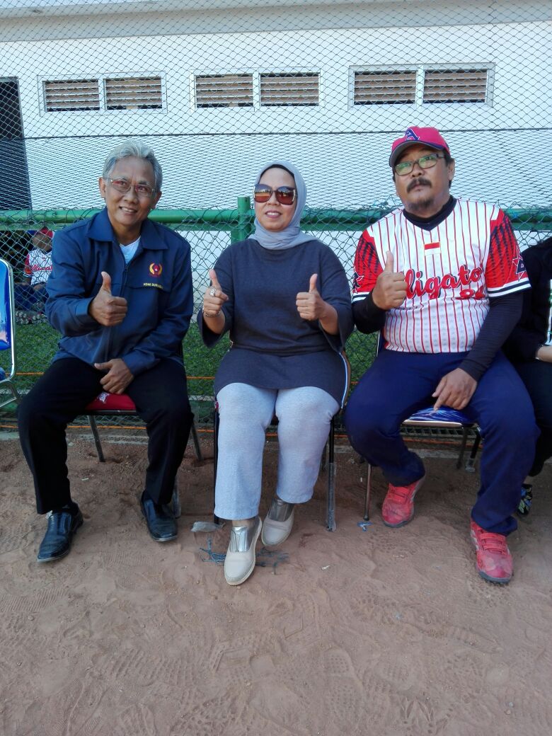 Ketua Bidang Prestasi KONI Surabaya (kiri) usai menutup Kejuaraan Slopitch Alligator Cup 2018