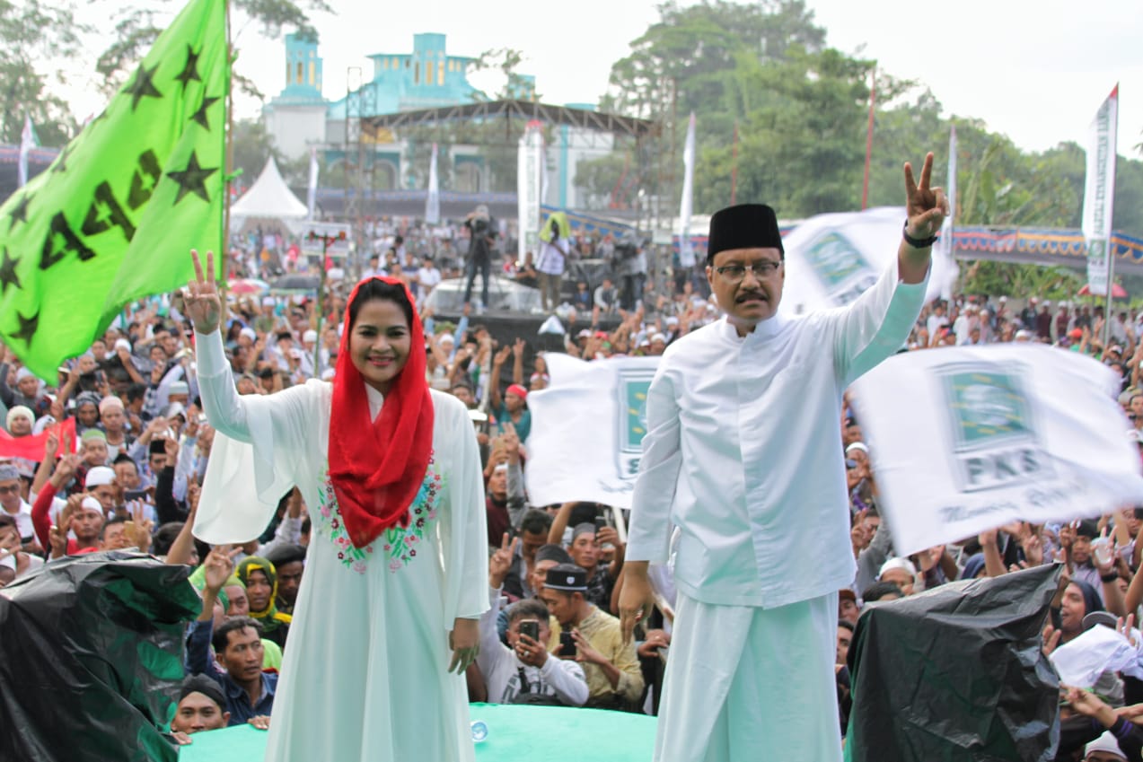 Puluhan ribu warga membanjiri kampanye akbar “Mengetuk Pintu Langit” yang digelar Calon Gubernur Saifullah Yusuf (Gus Ipul)-Calon Wakil Gubernur Puti Guntur Soekarno di Kampung Jackloth, Jember, Minggu, 15 April 2018. (Foto: Ist)