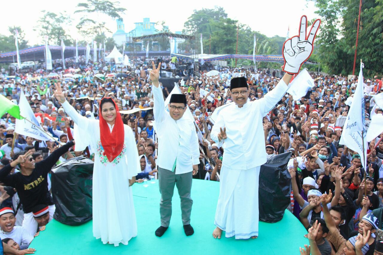 Puluhan ribu warga membanjiri kampanye akbar “Mengetuk Pintu Langit” yang digelar Calon Gubernur Saifullah Yusuf (Gus Ipul)-Calon Wakil Gubernur Puti Guntur Soekarno di Kampung Jackloth, Jember, Minggu, 15 April 2018. (Foto: Ist)