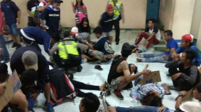 Aremania bertumbangan di Stadion Kanjuran Malang. 