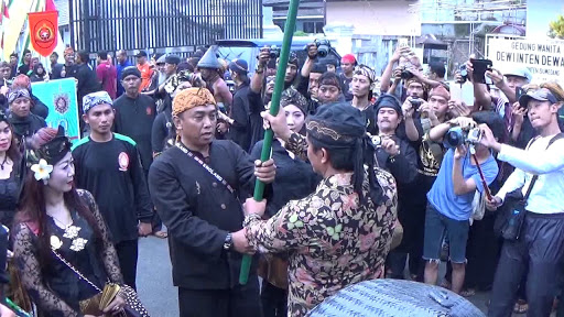 Sambut menyambut Kirab Panji Sumedang Larang. foto:istimewasumedang