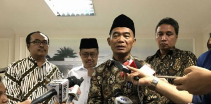 Menteri Pendidikan dan Kebudayaan Muhadjir Effendy memberikan pernyataan pers terkait evaluasi Ujian Nasional Berbasis Komputer (UNBK) untuk tingkat Sekolah Menengah Atas (SMA) di Istana Wakil Presiden Jakarta, Jumat 13 April. (Foto: Antara)