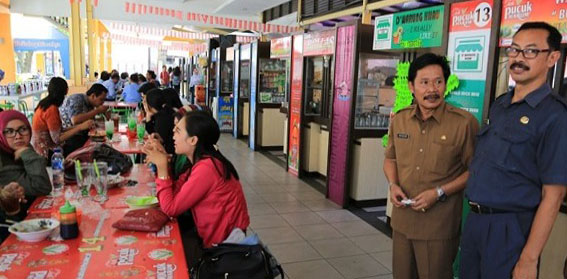 Kepala Dinas Koperasi dan UKM Kota Surabaya Hadi Mulyono sidak ke Sentra PKL Siwalankerto. (Foto: Antara)