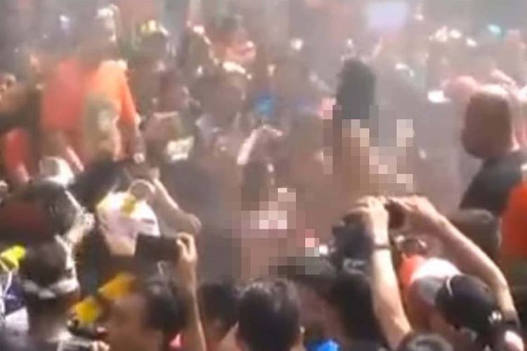 Sebuah video yang menampilkan tiga perempuan berbikini menari-nari menghibur puluhan orang yang mengerubungi mereka viral di media sosial. Polisi menyebutkan, acara itu berlangsung di Jepara, Jawa Tengah. (Foto: YouTube)