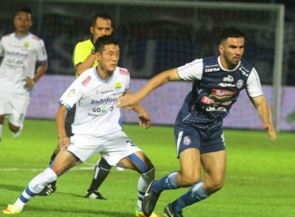 Pesepakbola Arema FC, Ahmet Atayev (kanan) berusaha mempertahankan bola dari hadangan pesepakbola Persib Bandung, Oh Inkyun (kiri) dalam pertandingan GO-JEK Liga I di Stadion Kanjuruhan, Malang, Jawa Timur, Minggu, 15 April 2018. (Foto: Antara) 