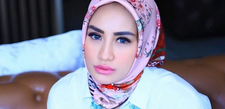 Shinta Bachir berhijab.