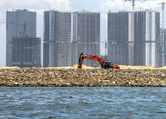 Dokumentasi Alat berat dioperasikan di proyek reklamasi Pulau D, Jakarta. Menurut Koalisi Selamatkan Teluk Jakarta (KTSJ), gugatan nelayan terhadap reklamasi terancam batal karena Kantor Pertanahan Jakarta Utara telah merevisi Surat Keputusan penerbitan Hak Guna Bangunan (HGB) Pulau D. (Foto: Antara)