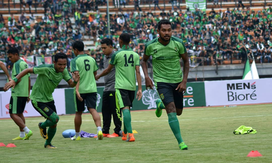 Pemain Persebaya, Fandry Imbiri (kanan). (foto: dok. ngopibareng) 