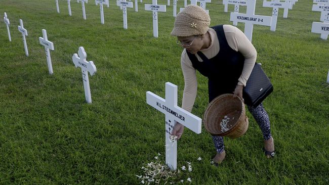 Seseorang sedang berziarah ke makam bekas tentara Belanda, yang menjadi leluhurnya. (Foto: dari berbagai sumber) 