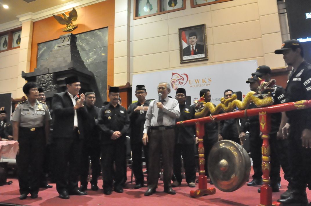 Rektor UWK Prof H Sri Harmadji bersama Ketua IPSI Surabaya Bambang Haryo, Ketua Umum PSHT Pusat Moerdjoko dan Ketua Plt PSHT Surabaya, Maksum Rosidin saat membuka kejuaraan pencak silat PSHT di Kampus UWK. 