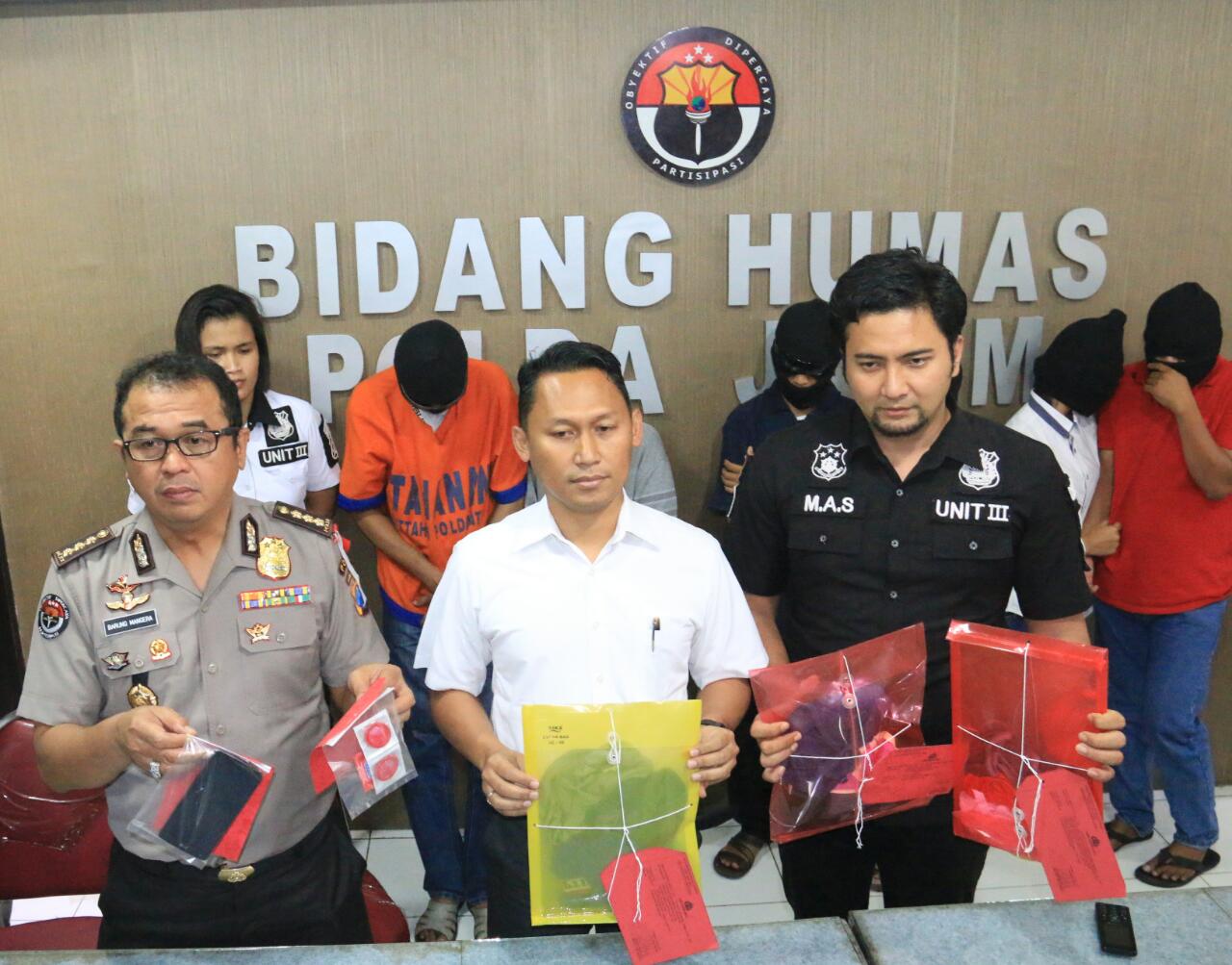 Polisi menunjukkan barang bukti yang berhasil disita. (Foto: Tribratanews - Polri)