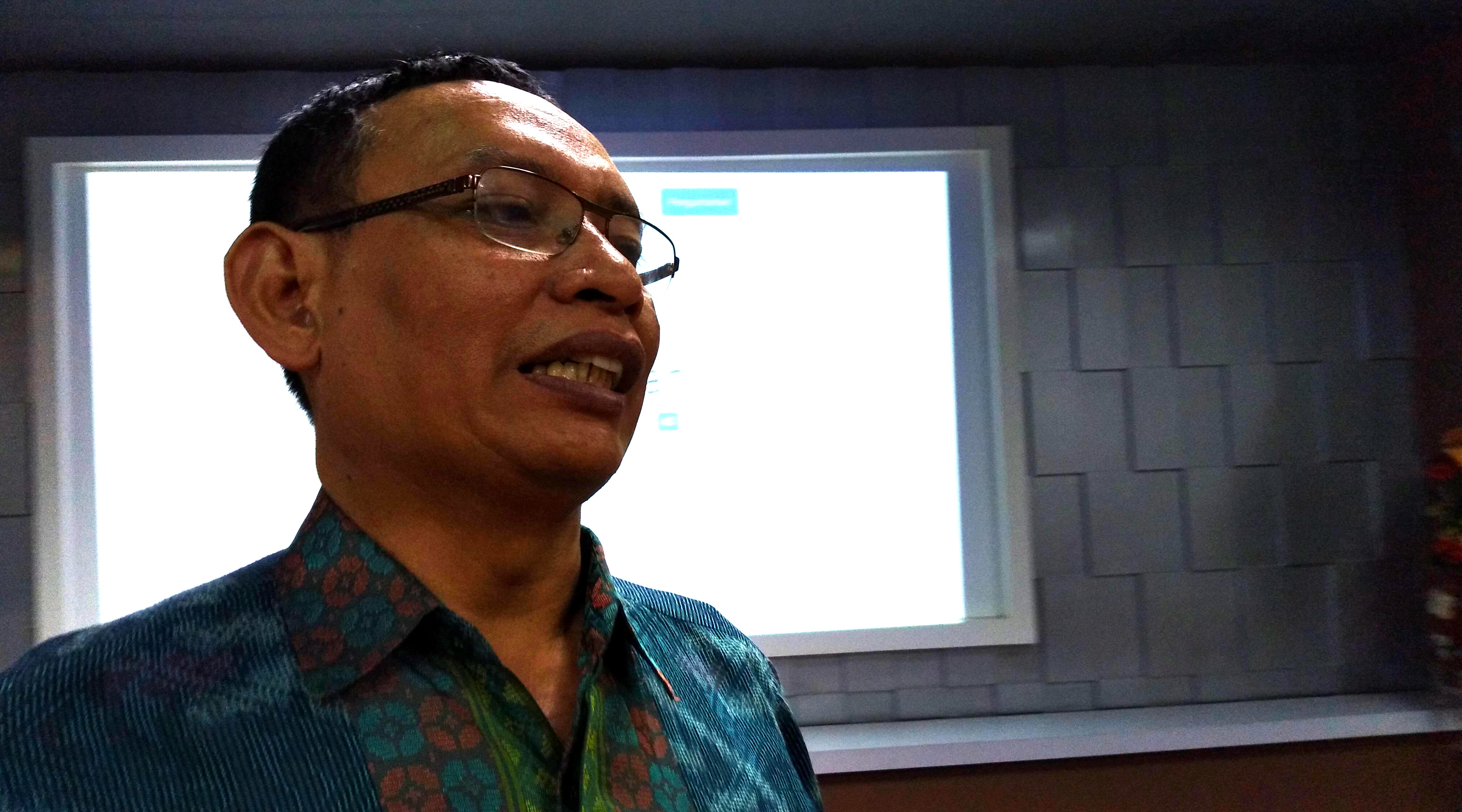 Rektor UNAIR, Mohammad Nasih, ketika ditemui di ruang Direktorat Sistem Informasi dan Komunikasi (DSIK), Selasa, 17 April 2018. (Foto: frd/ngopibareng.id)