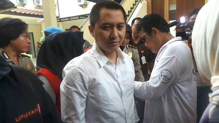 Terdakwa Bos First Travel Andika Surachman pakai kemeja mewah merek Louis Vuitton saat persidangan. foto: tribunnews.