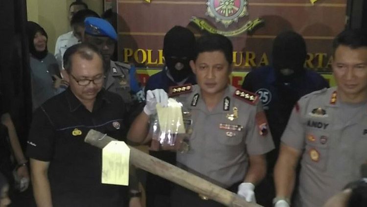 Kapolrestabes Solo Kapolresta Solo Kombes Pol Ribut Hari Wibowo, memperlihatkan barang bukti dan dua pelaku penganiaya bonek hingga tewas