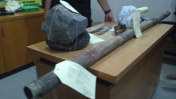 Batu yang digunakan untuk menghabisi nyawa bonek, Micko Pratama
