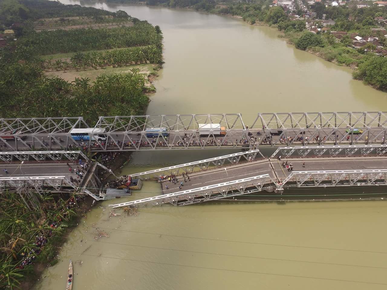 Jembatan Widang yang ambruk tampak dari atas. (Foto: Istimewa)