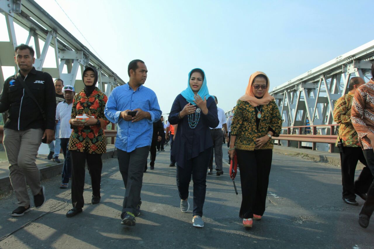 Calon Wakil Gubernur Jawa Timur Puti Guntur Soekarno meninjau lokasi runtuhnya jembatan penghubung Babat Lamongan dan Widang Tuban, Kebetulan siang tadi, Selasa, 17 April 2018. (Foto: Ist)
