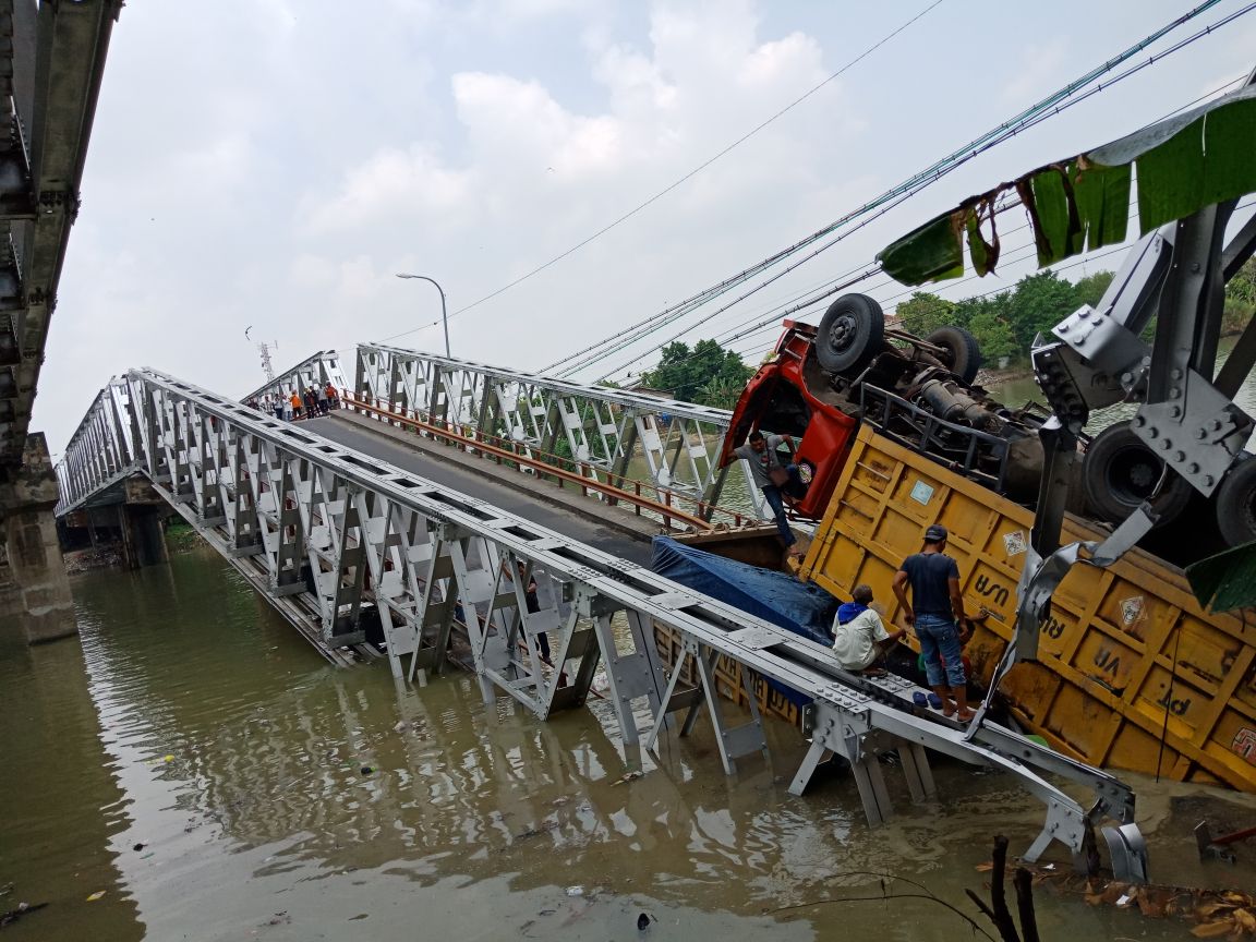 Jembatan Widang yang ambrol. (Foto: WhatsApp)