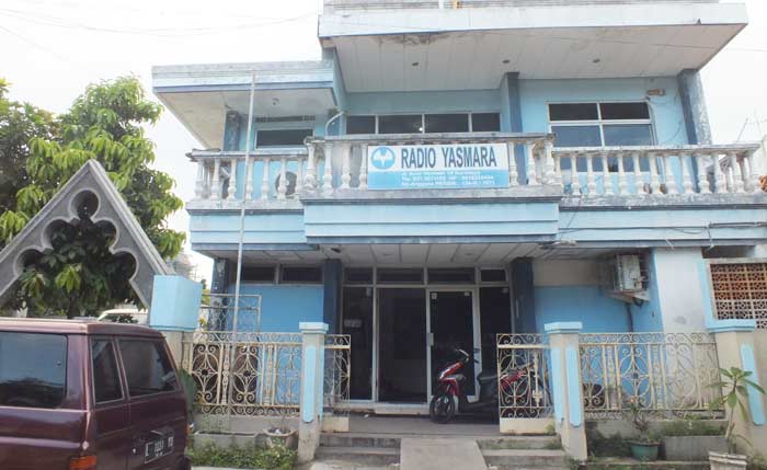 Kantor Radio Yasmara Surabaya, legenda radio dakwah pertama di Surabaya. (Foto: bangsaonline)