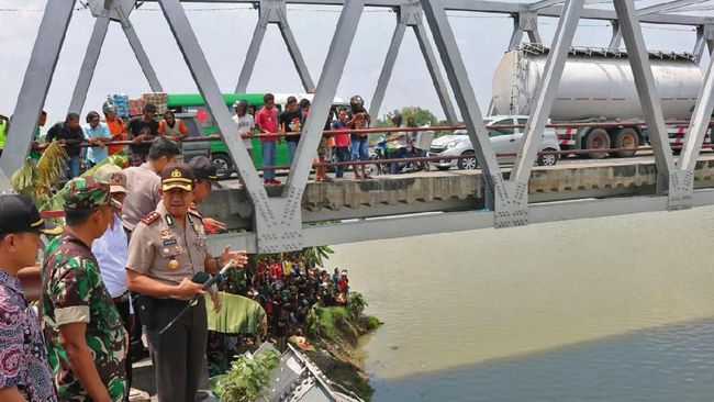 Kapolda Jawa Timur Irjen Machfud Arifin menduga Jembatan Widang ambruk karena faktor usia yang sudah tua. (Foto: Humas Polda Jawa Timur)