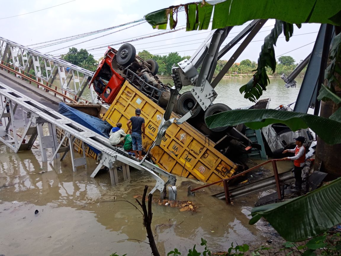 Jembatan Widang yang ambrol. (Foto: WhatsApp)