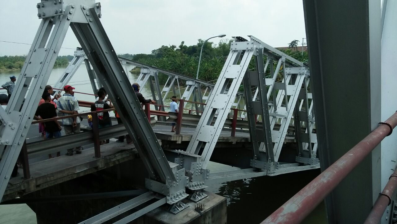 Jembatan Widang yang ambrol. (Foto: WhatsApp)