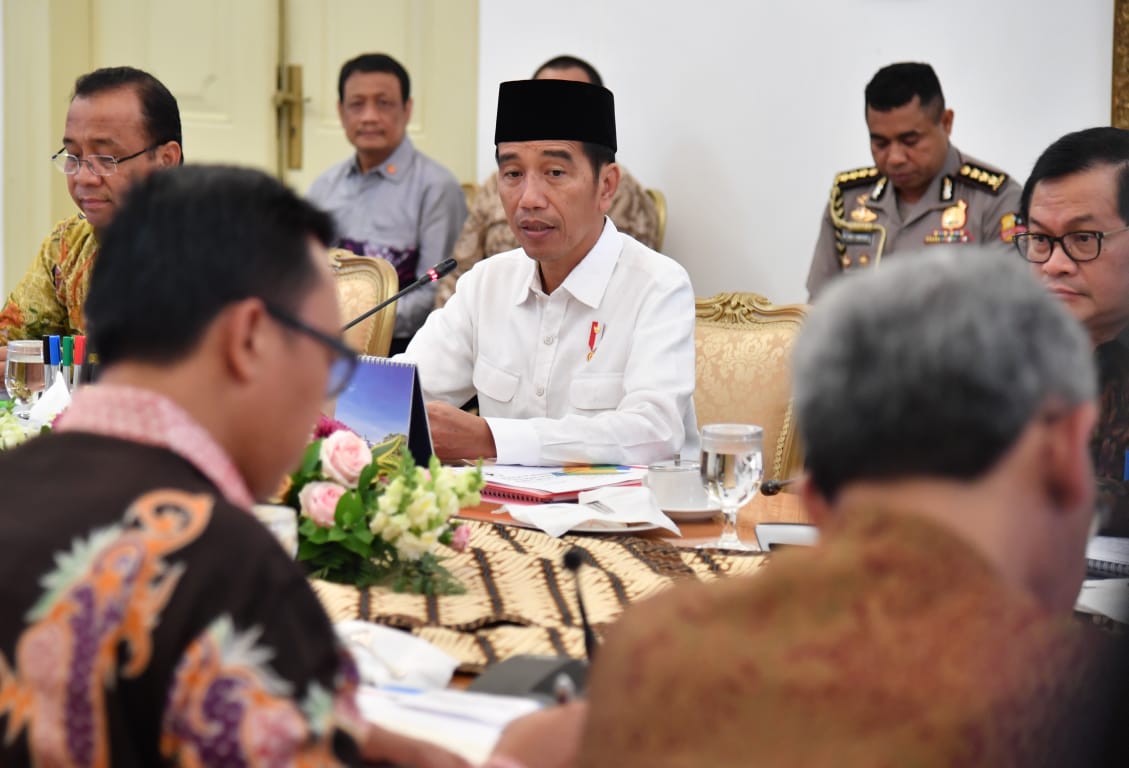 Presiden Jokowi beserta jajaran kementerian menggelar rapat terbatas di Istana Kepresidenan, Bogor, Rabu, 18 April 2018. Presiden menghendaki publikasi kegiatan Asian Games terus dilakukan di media nasional maupun Internasional. (Foto: Biro Pers)