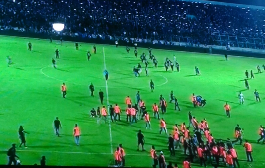 Aksi Aremania saat masuk lapangan.