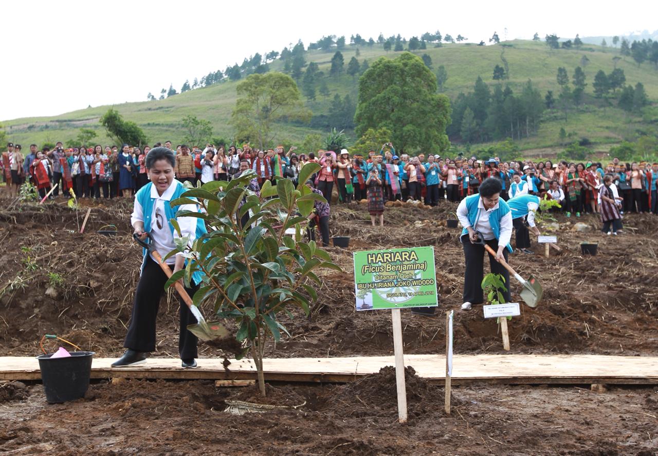 Tak segan bawa sekop. foto:presidenri.go.id