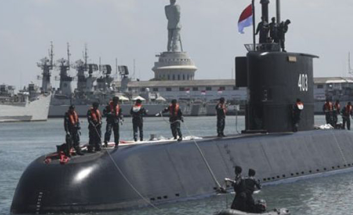 Prajurit TNI AL berusaha menambatkan tali KRI Nagapasa-403 setibanya di Dermaga Kapal Selam Koarmatim, Ujung, Surabaya, Jawa Timur, Senin 28 September 2017). KRI Nagapasa-403 merupakan kapal selam diesel elektrik type 209/1400 pesanan pertama Indonesia kepada Korsel dan menjadi kapal selam ketiga yang dimiliki TNI AL.  (Foto: Antara)