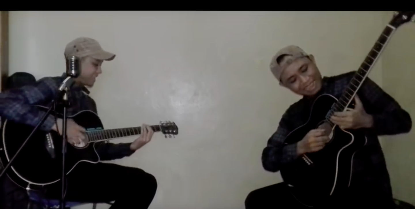 Tangkapan layar aksi Yoga Espe dalam memainkan gitar dan menyanyikan lagu Rhoma Irama. (Foto. Youtube) 