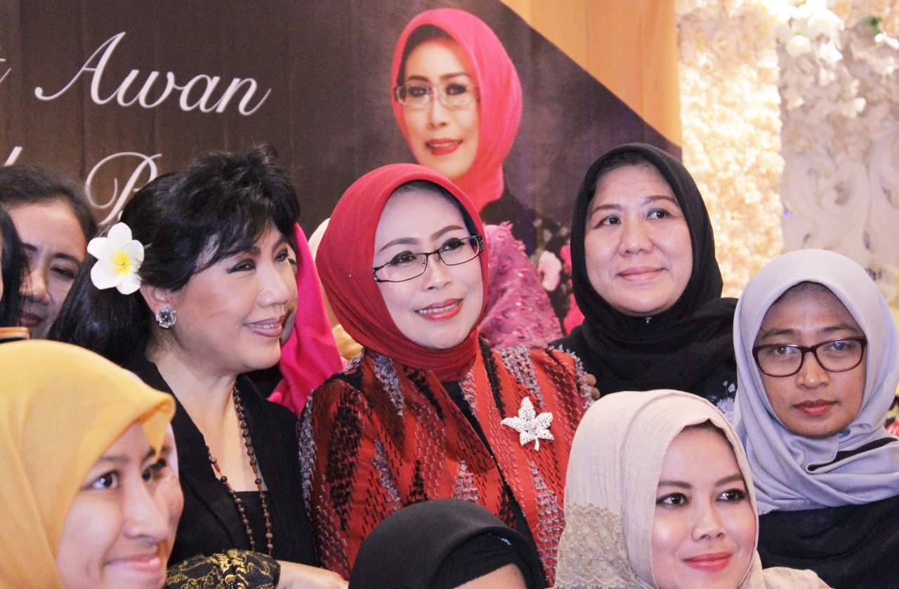 Fatma Saifullah Yusuf, bersama desainer kondang Annie Avantie, di Seminar Wirausaha, di Gedung Sri Jaya, Surabaya. (Foto: Ist)