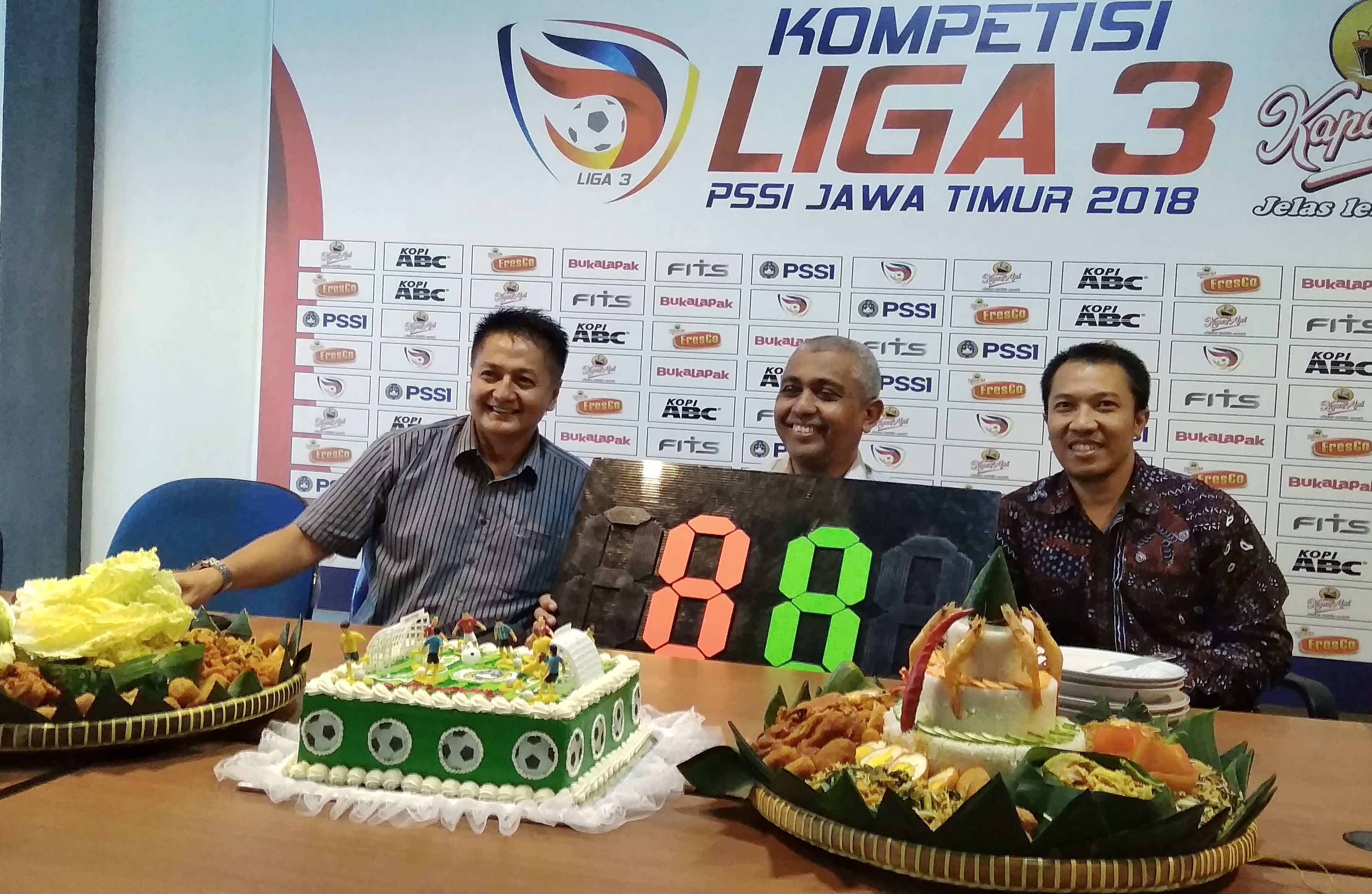 Dari kiri ke kanan: Anggota Exco PSSI Jatim M Farid, Achmad Riyadh UB, Ph.D, Amir Burhannudin. (foto: ngopibareng)