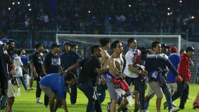 Aksi Aremania saat menyerbu lapangan di  laga Arema vs Persib Bandung