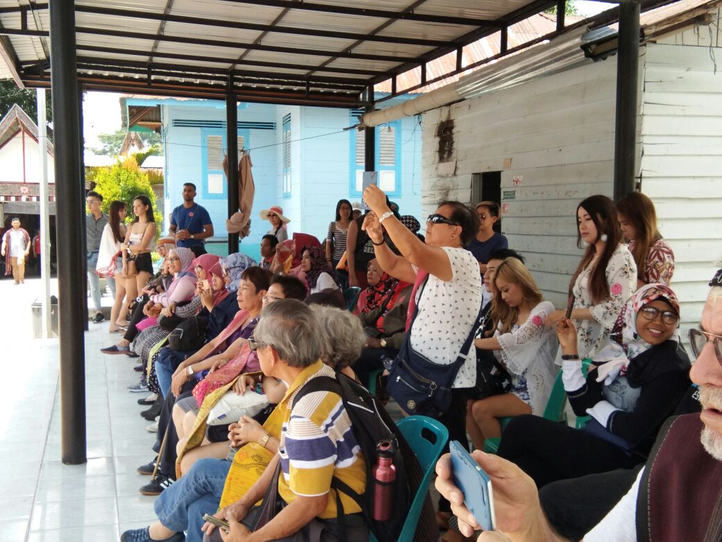 Terharu para Wisman dengan prosesi prnyambutan. foto:kemenpar