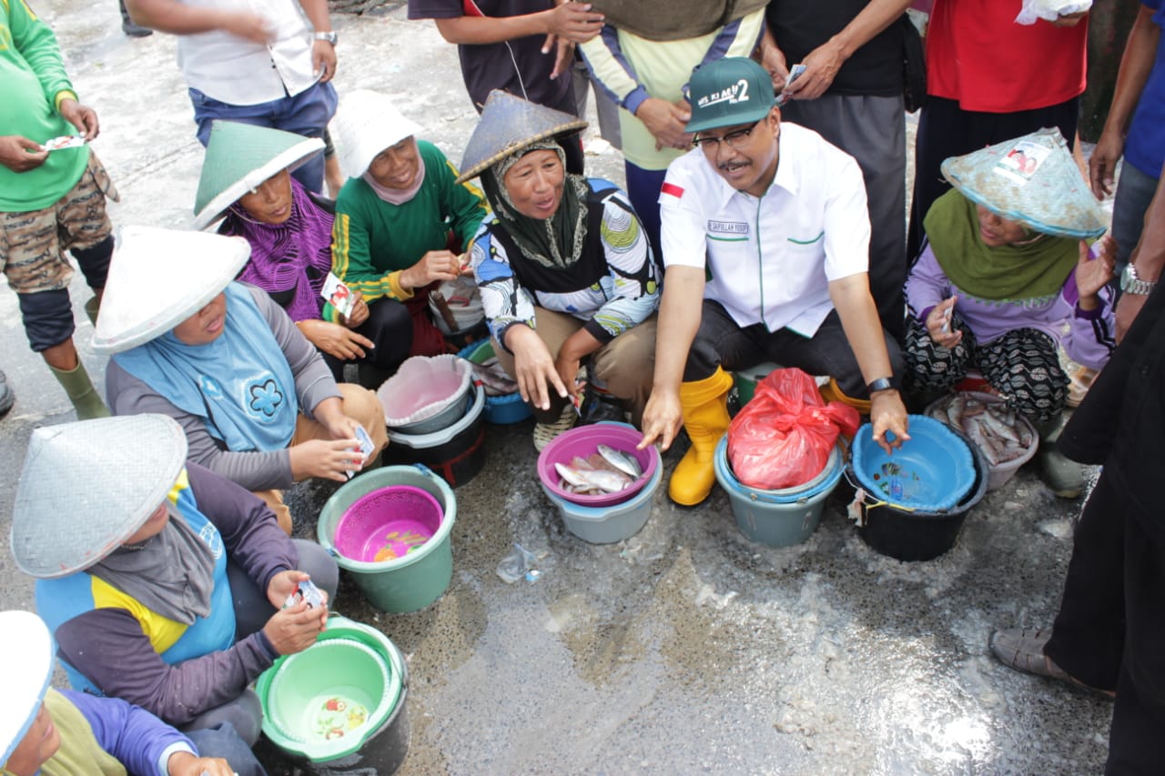 Gus Ipul menyapa dan berdialog dengan para nelayan di tempat pelelangan ikan (TPI) Brondong, Lamongan, Jumat 20 April 2018. (Foto: Ist)