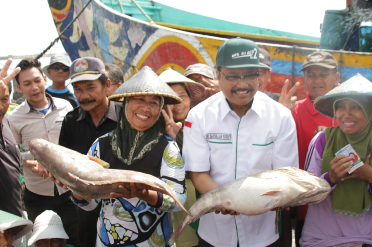 Gus Ipul menyapa dan berdialog dengan para nelayan di tempat pelelangan ikan (TPI) Brondong, Lamongan, Jumat 20 April 2018. (Foto: Ist)