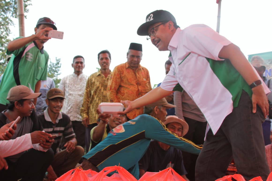Gus Ipul bersama petani difabel di Desa Sendangharjo, Brondong, Lamongan, Jumat, 20 April 2018. (Foto: Ist)