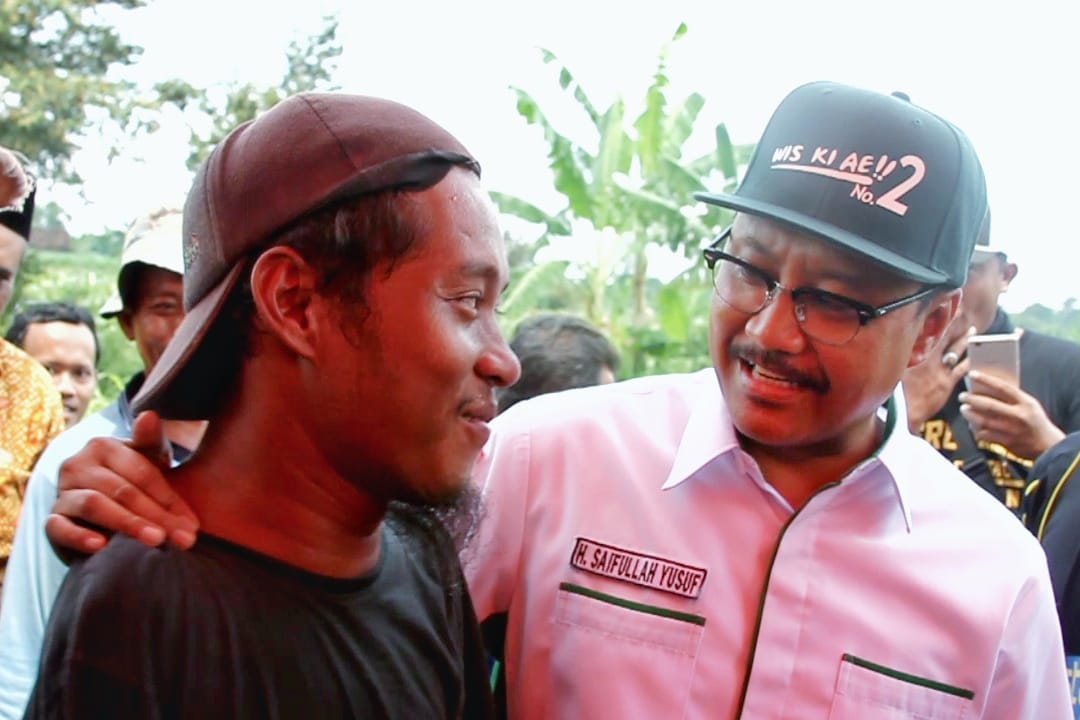Gus Ipul bersama petani difabel di Desa Sendangharjo, Brondong, Lamongan, Jumat, 20 April 2018. (Foto: Ist)
