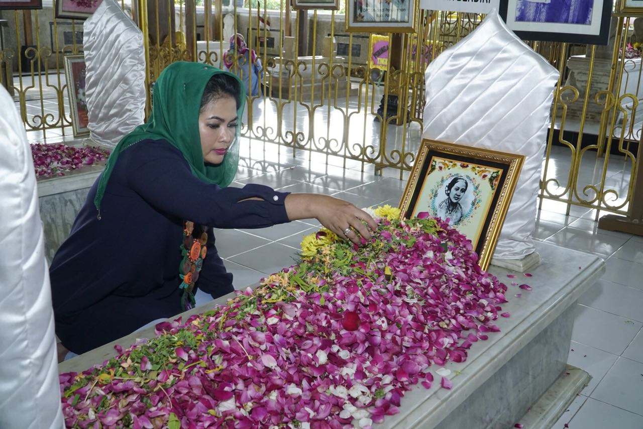 Puti Guntur Soekarno berziarah ke makam tokoh emansipasi perempua, RA Kartini di Rembang, Jumat 20 April 2018. (Foto: Ist)